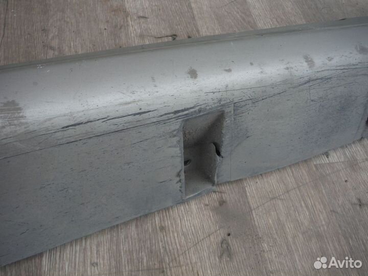 Порог накладка правый nissan Tiida 2010