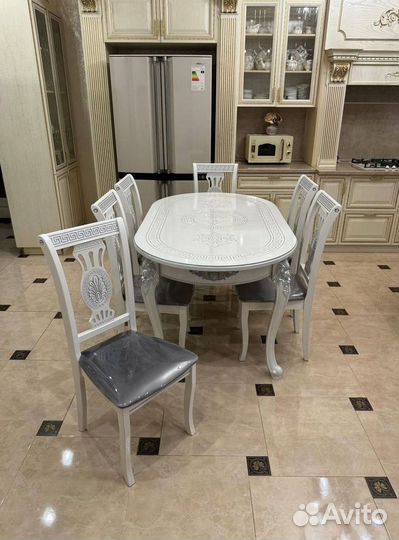 Большой обеденный стол и стулья