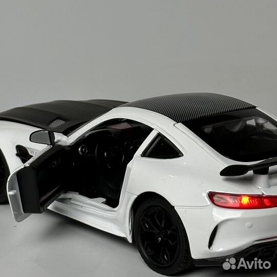 Модель машины 1:24 Mercedes AMG-GT