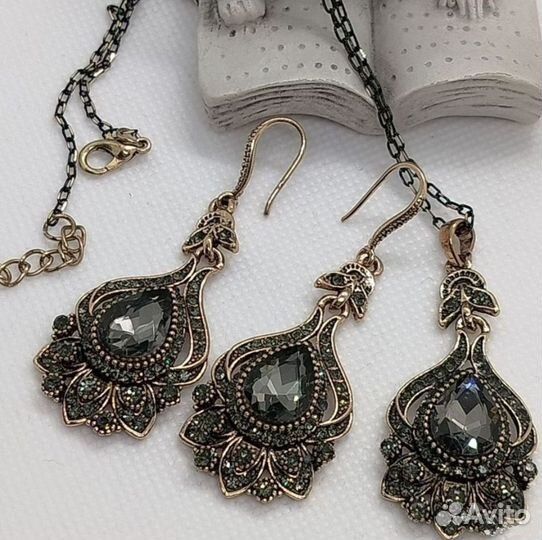 Серьги, кулон на цепочке