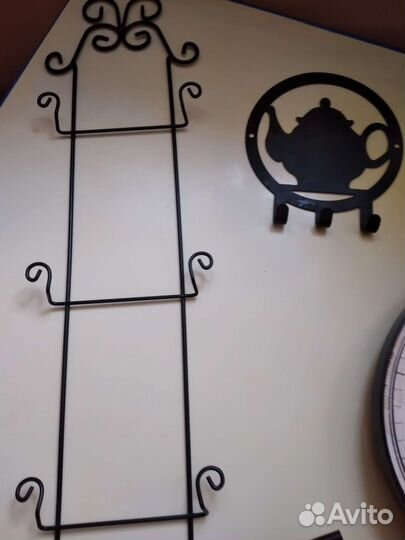 Часы, держатель настенных тарелок, вешплка