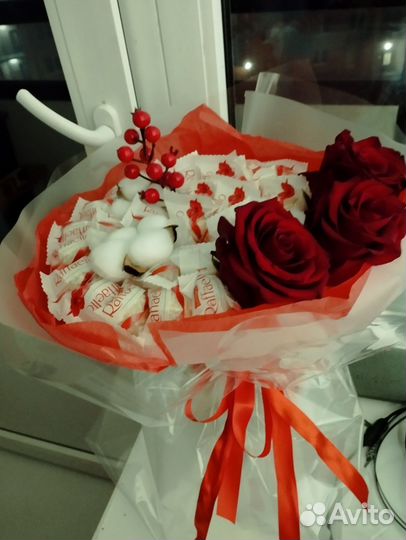 Красные розы с Раффаэлло в дизайнерском оформлении