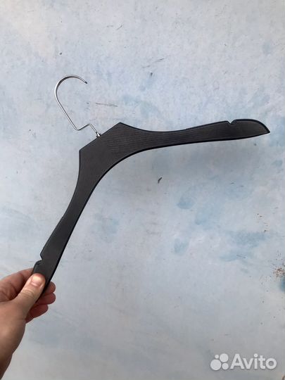 Вешалки чёрные стильные в магазин одежды