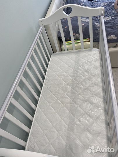 Детская кроватка с маятником