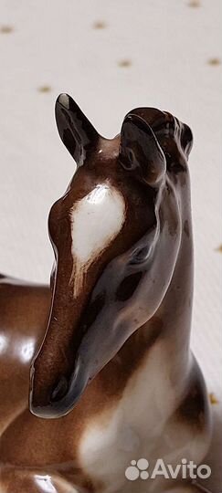 Скульптура лошадь гнедая, 1960е фарфор лфз СССР