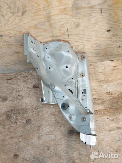 Передняя панель (телевизор) Toyota Prius 2 NHW20