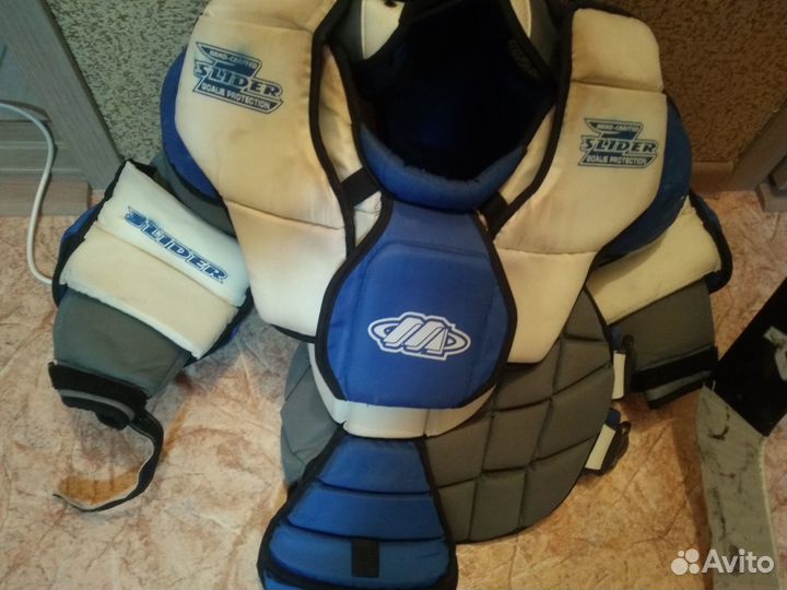 Продам хоккейную вратарскую форму, полный комплект