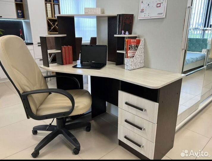 Угловой письменный стол