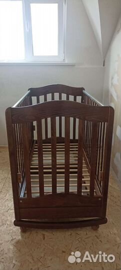 Детская кроватка с маятником