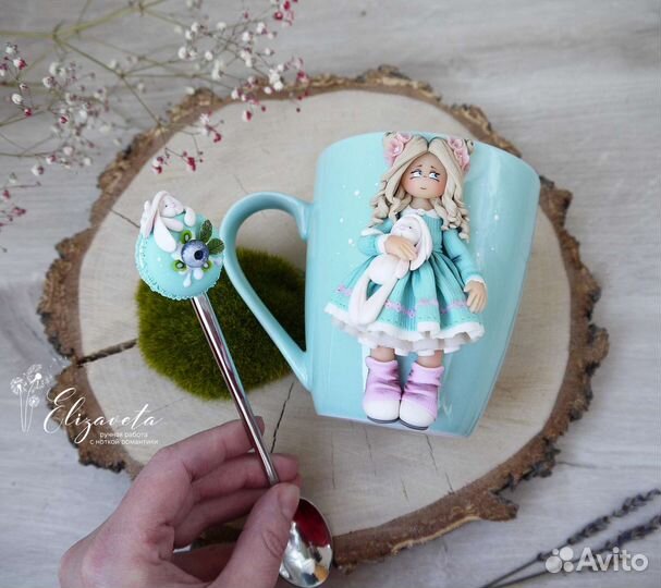 Кружка с декором из полимерной глины Куколка