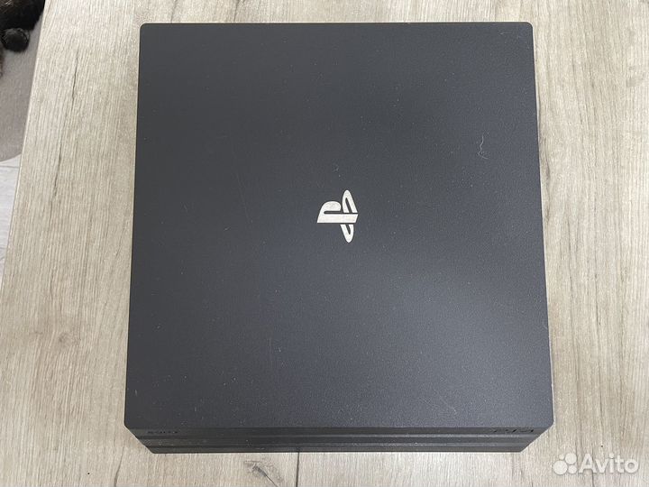 Sony PS4 Pro 1Tb с двумя геймпадами
