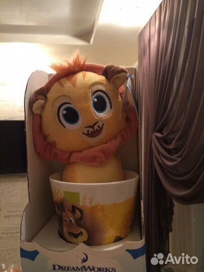 Новые игрушки. В чашках