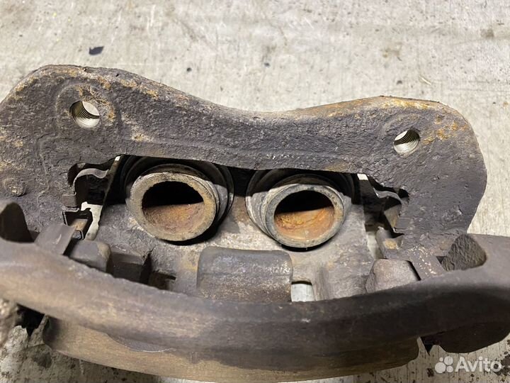 Суппорт передний левый Kia Sorento 1 02-09г