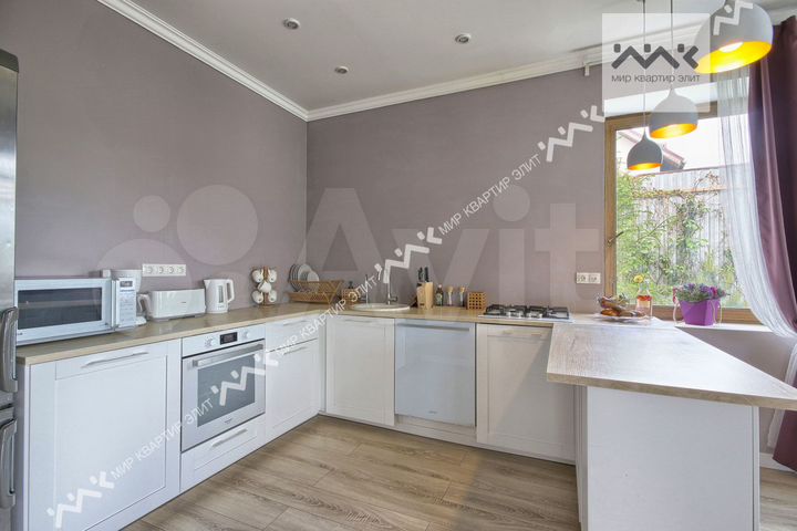 Коттедж 348 м² на участке 18 сот.