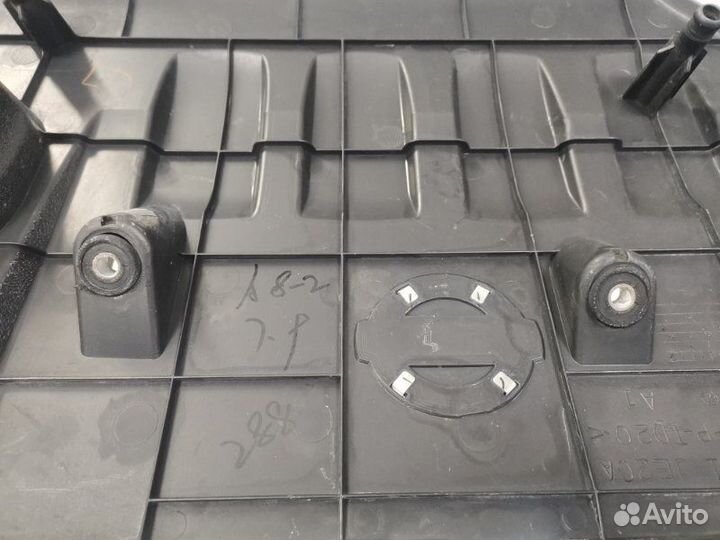 Декоративная крышка двигателя Nissan Tiida хэтчбек