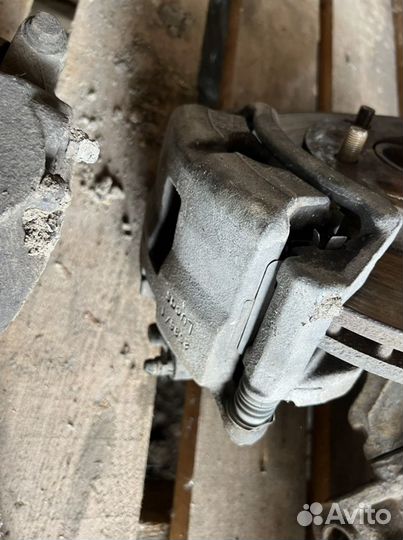 Тормозной суппорт передний Nissan Primera P12