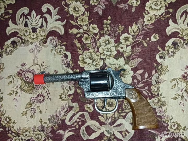 Металлический пистолет с пистонами