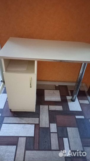 Маникюрный столик