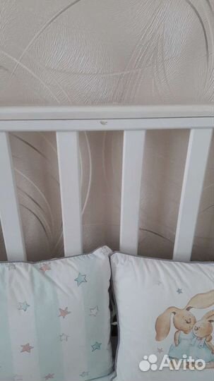 Детская кроватка с маятником