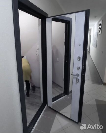 Дверь входная с зеркалом Смоки