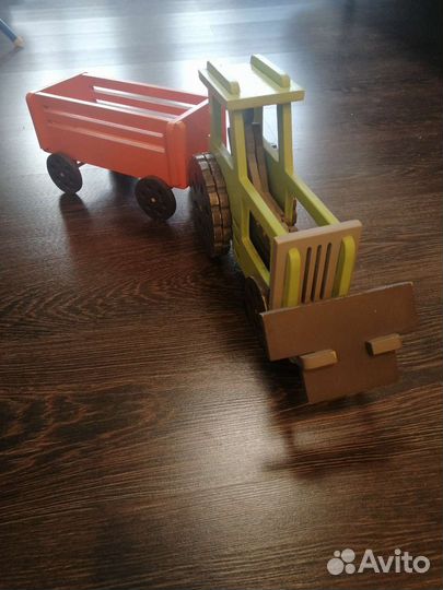 Деревянный трактор игрушка