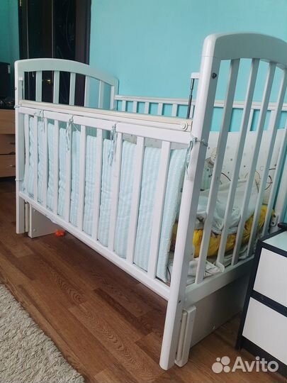 Детская кроватка с продольным маятником