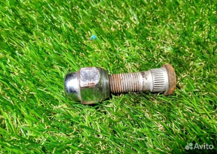 Гайка болт шпилька колесная Nissan