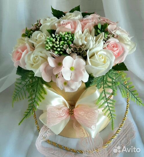 Букет из мыльных цветов в шляпной коробке