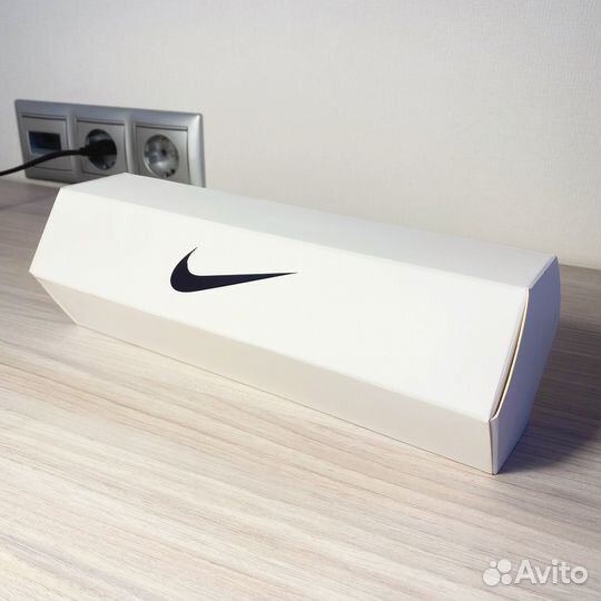 Защитные очки и непромокаемая сумка Nike