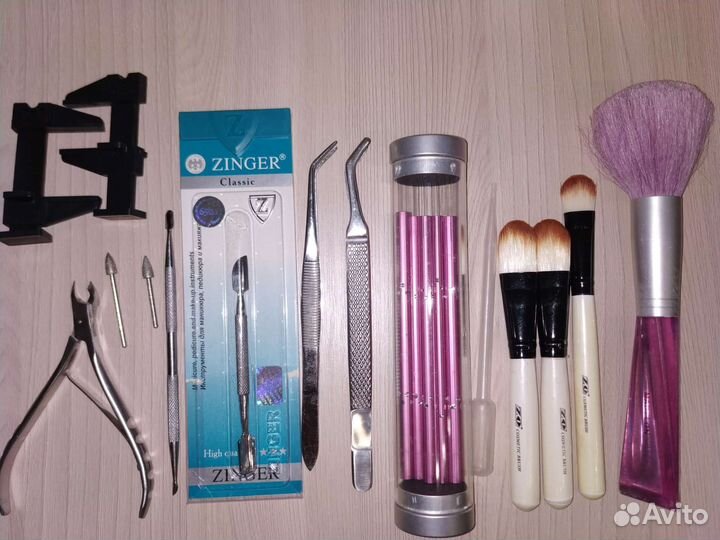 Ящик с маникюрными инструментами