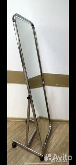 Зеркало напольное на колесиках