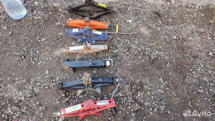 Домкрат механический винтовой