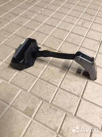 Ограничитель двери багажника Nissan