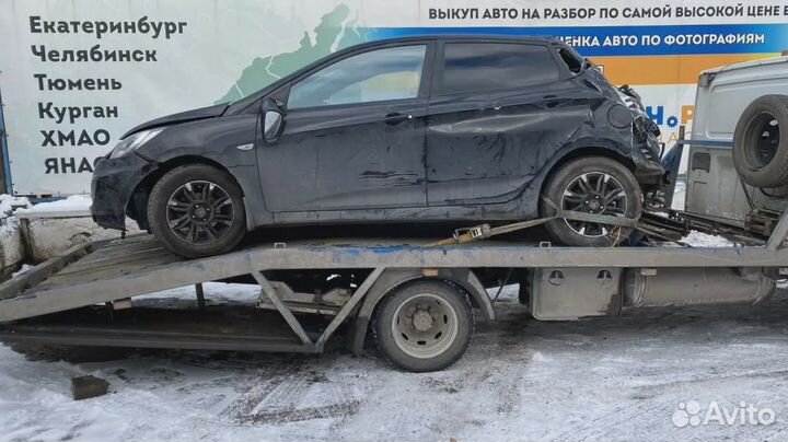 Накладка стекла заднего правого Hyundai Solaris 83