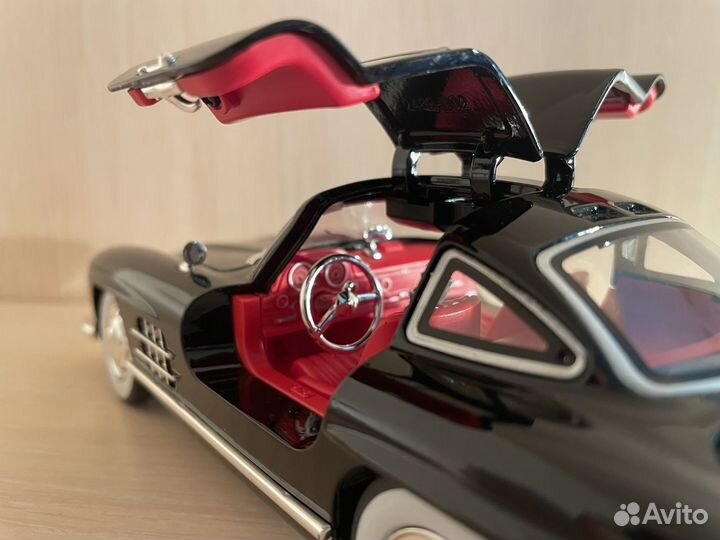 Коллекционная машинка Mercedes Benz 300SL 1:24