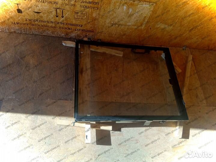 Стекло неподвижное Мини-погрузчик бобкэт T650