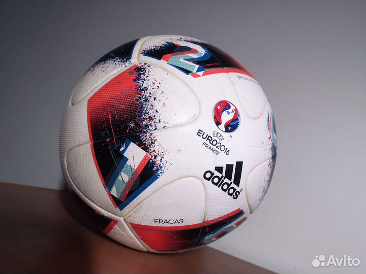 Официальный футбольный мяч с плей-офф Евро 2016