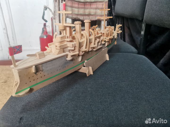 Деревянная модель крейсера 