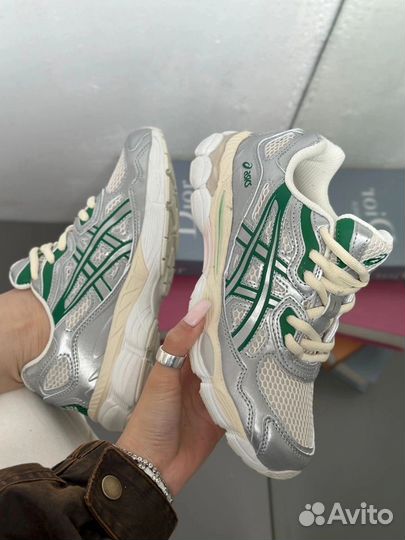 Кроссовки женские Asics