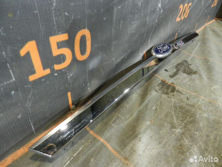 Эмблема с хромированной накладкой - Ford Focus 3