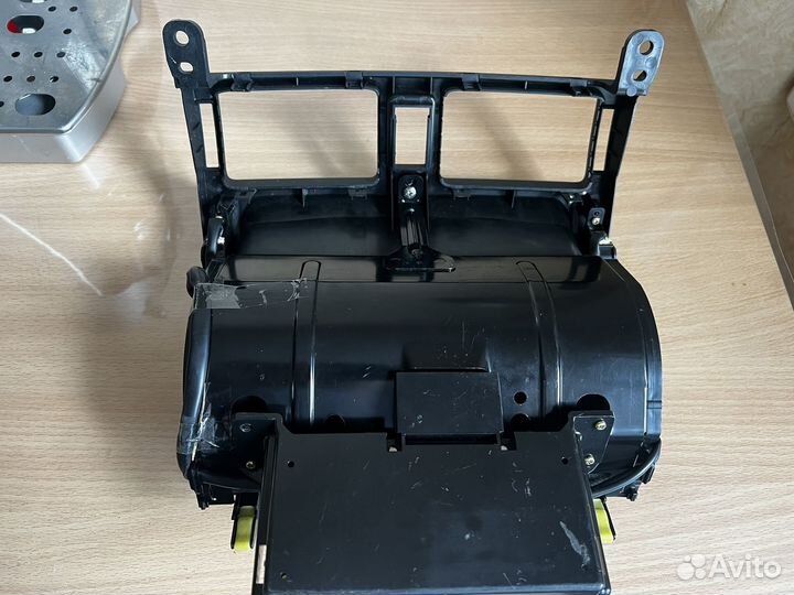 Бардачек на Avensis T25 рест