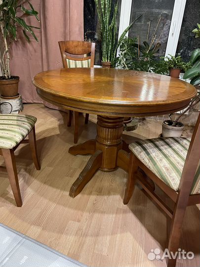 Деревянный стол и стулья