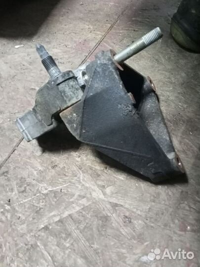 Кронштейн двигателя Toyota Rav4 40