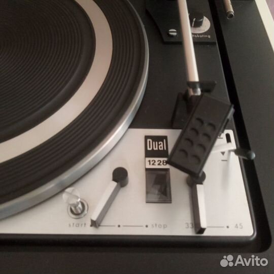 Виниловый проигрыватель Dual 1228