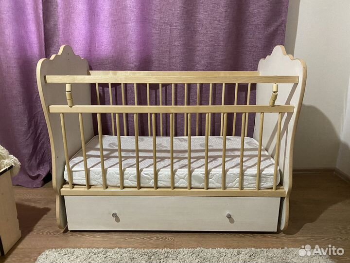 Детская кровать с маятником и ящиком