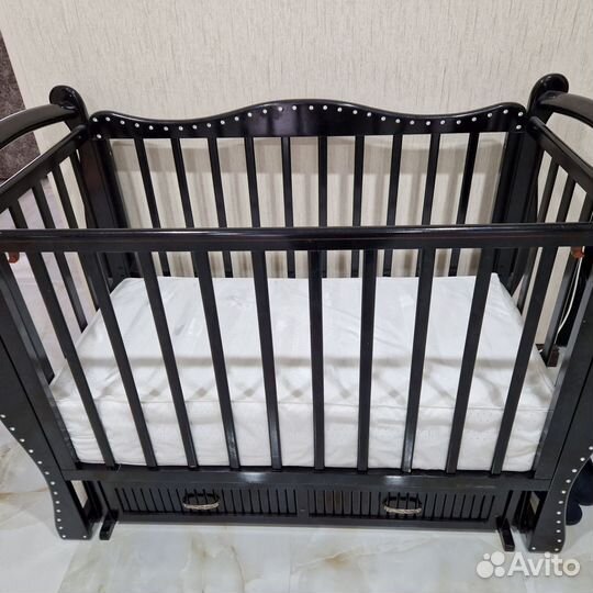 Детская кроватка с маятником и ящиком