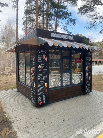 Продавец мягкого мороженого и сладостей