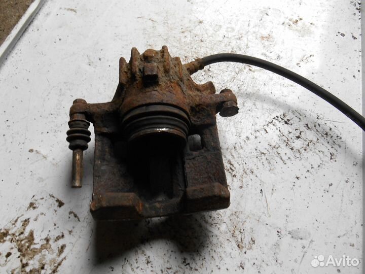 Передний левый суппорт Peugeot 406 Пежо 406