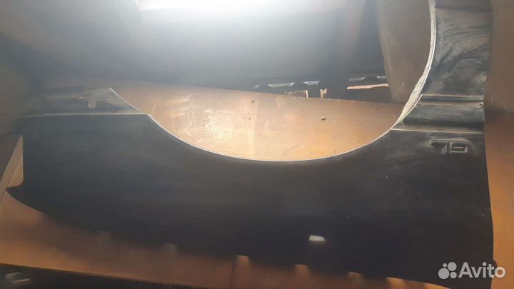 Крыло переднее правое