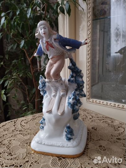 Статуэтка фарфор Лыжник